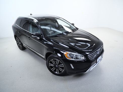 Used 2017 Volvo XC60 T5 Dynamic w/ Preferred Option Package AWD/4WD image 4