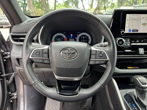 Used 2025 Toyota Highlander XSE AWD/4WD image 24
