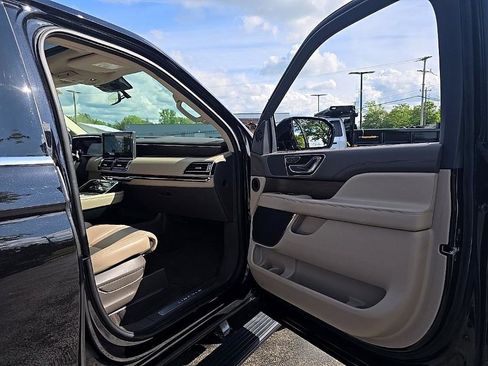 Used 2024 Lincoln Navigator Premiere image 37