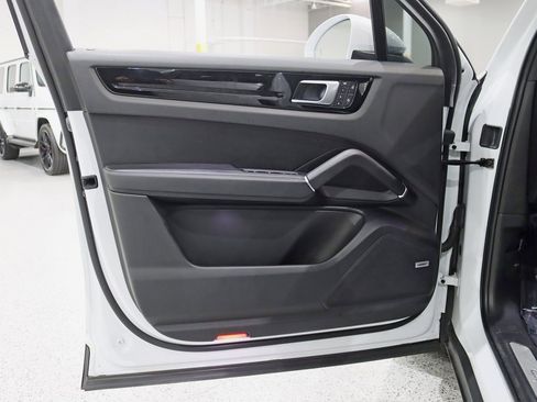 Used 2022 Porsche Cayenne Platinum Edition image 35