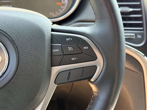 Used 2018 Jeep Grand Cherokee Laredo AWD/4WD image 7