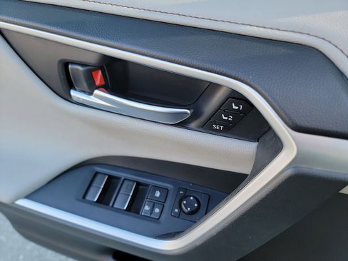 Used 2021 Toyota RAV4 Limited image 11