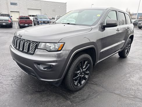 Used 2020 Jeep Grand Cherokee Altitude image 2
