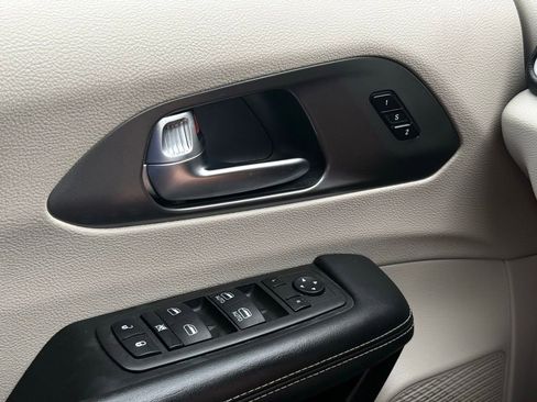Used 2024 Chrysler Pacifica Touring-L image 23