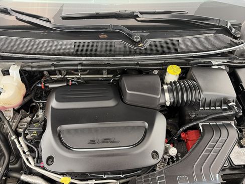 Used 2024 Chrysler Pacifica Touring-L image 12