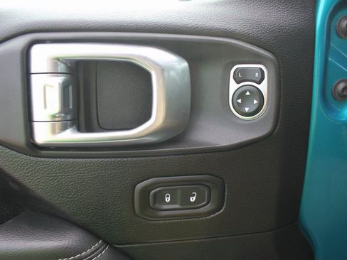 Used 2020 Jeep Wrangler Unlimited Sahara image 14