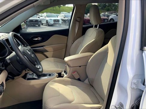 Used 2019 Jeep Cherokee Latitude w/ Popular Appearance Group FWD image 8