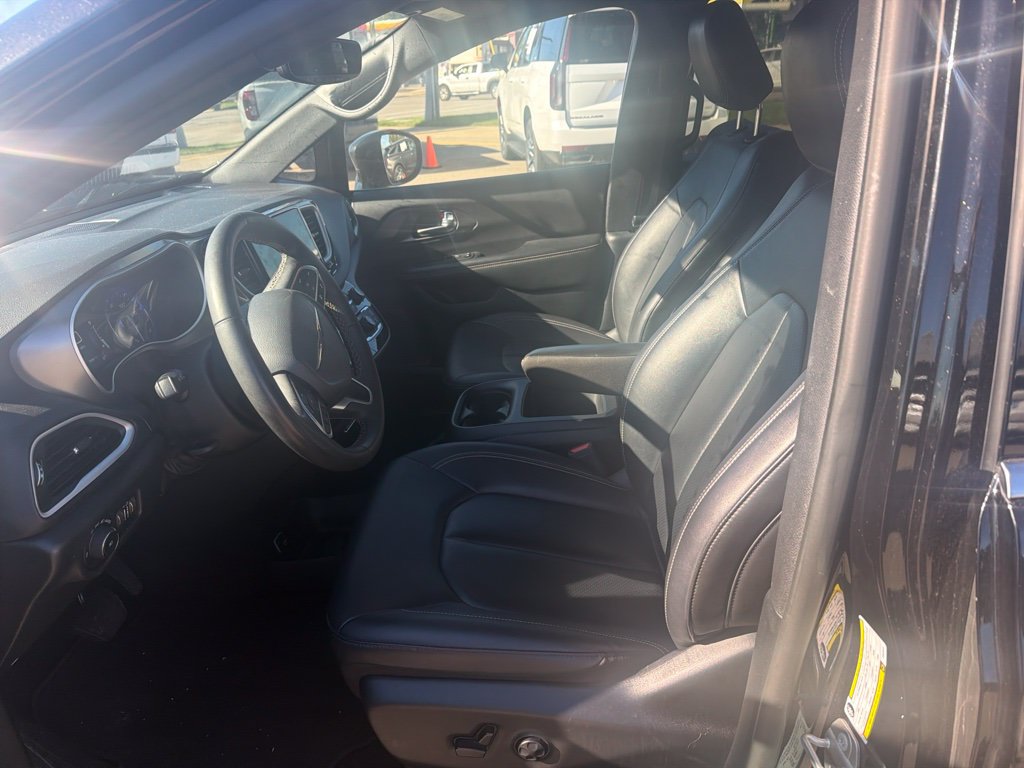 Used 2025 Chrysler Pacifica Select FWD image 10