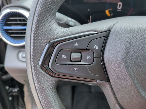 Used 2025 Chevrolet Trax LT FWD image 17