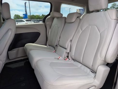 Used 2017 Chrysler Pacifica Touring w/ Tire & Wheel Group FWD image 30