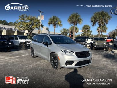 New 2026 Chrysler Pacifica Limited w/ S Appearance Package