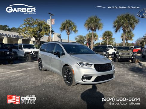 New 2026 Chrysler Pacifica Limited w/ S Appearance Package FWD image 1