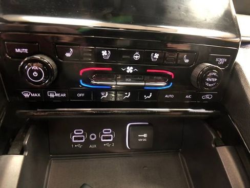 Used 2024 Jeep Grand Cherokee Overland w/ Luxury Tech Group IV image 18