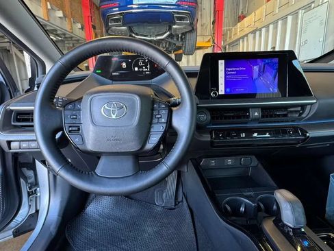 Used 2024 Toyota Prius XLE FWD image 17