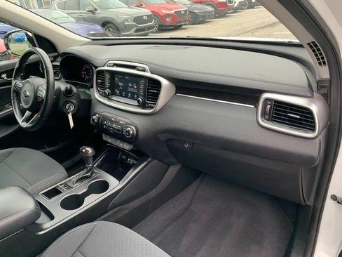 Used 2017 Kia Sorento AWD w/ LX Convenience Package image 11
