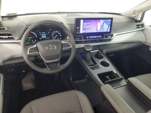 Used 2025 Toyota Sienna XLE w/ XLE Plus Package FWD image 15