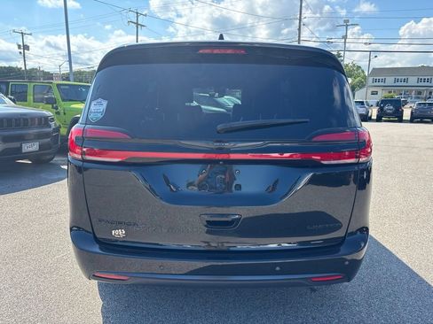 Certified 2022 Chrysler Pacifica Limited w/ S Appearance Package FWD image 4