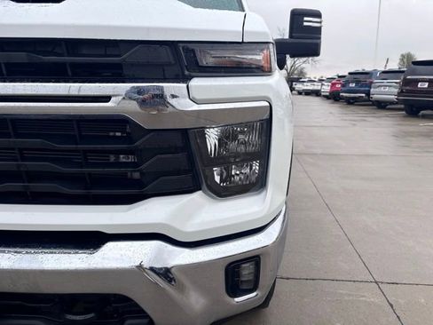 Used 2025 Chevrolet Silverado 2500 LT AWD/4WD image 11