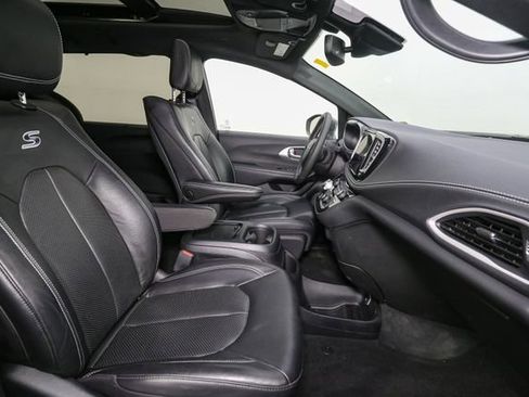 Used 2022 Chrysler Pacifica Touring-L w/ Uconnect Theater Family Group AWD/4WD image 17