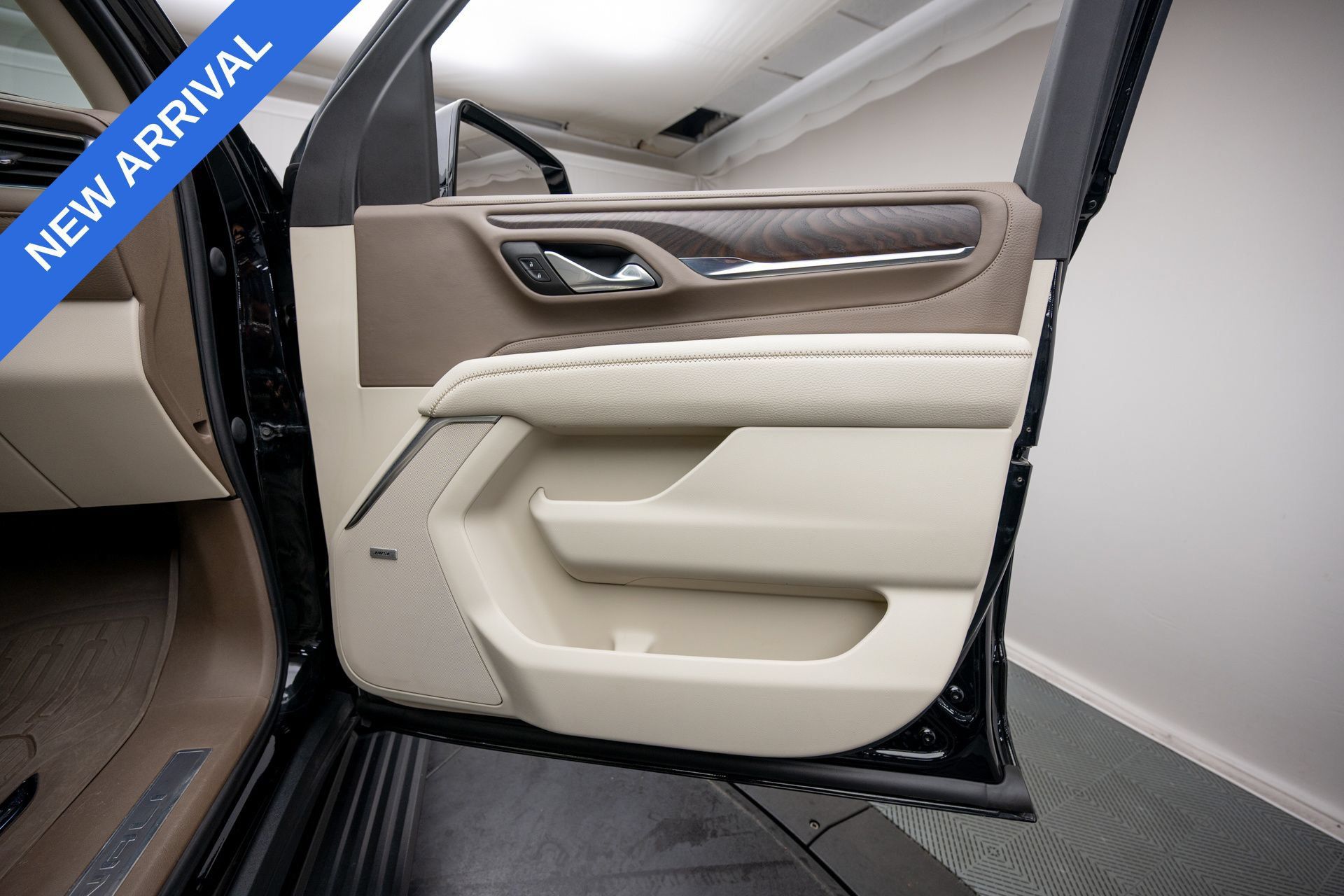 Used 2023 GMC Yukon Denali w/ Advanced Technology Package AWD/4WD image 39