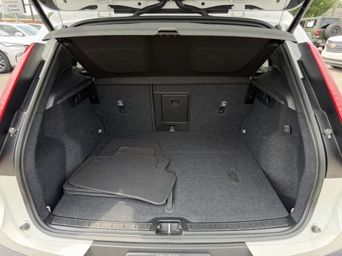 Used 2023 Volvo XC40 B4 Plus w/ Climate Package FWD image 33