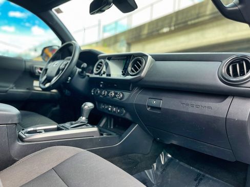 Used 2018 Toyota Tacoma TRD Off-Road AWD/4WD image 19