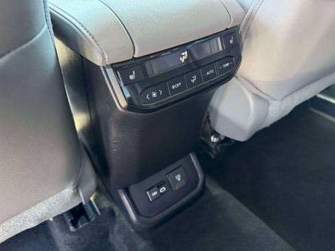 Used 2023 Toyota Highlander Platinum AWD/4WD image 17
