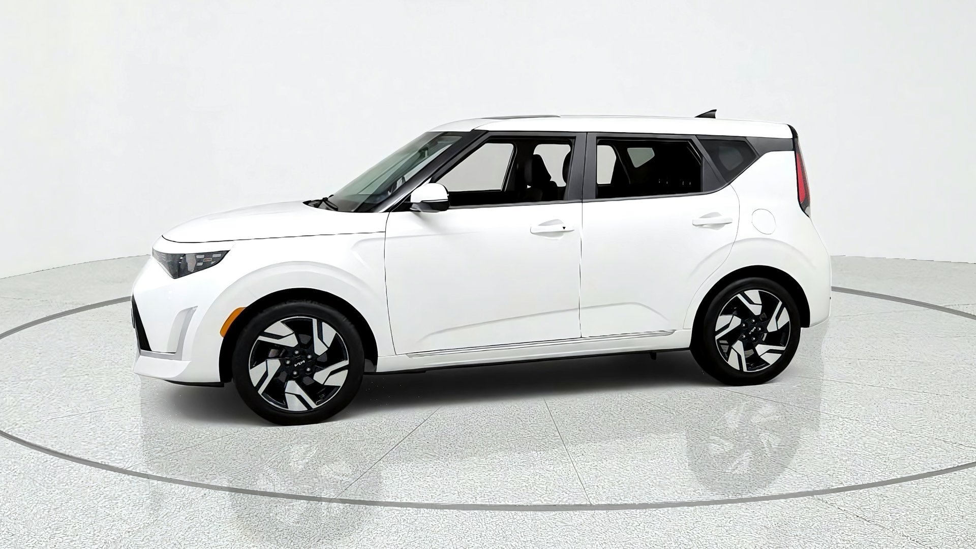 Used 2023 Kia Soul GT-Line FWD image 2