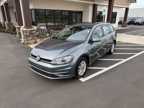 Used 2018 Volkswagen Golf S image 2