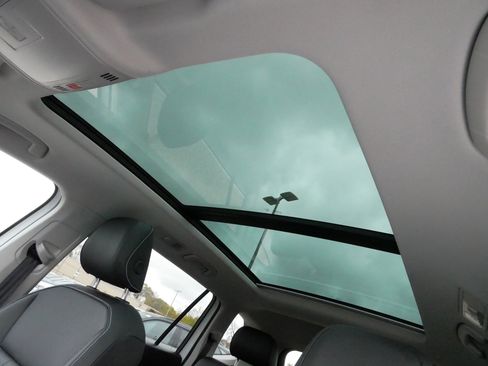 Certified 2024 Volkswagen Tiguan SE w/ Panoramic Sunroof Package image 34