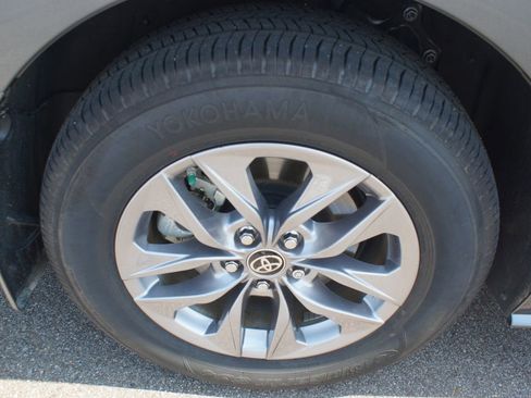 Used 2025 Toyota Sienna XLE w/ XLE Plus Package FWD image 28