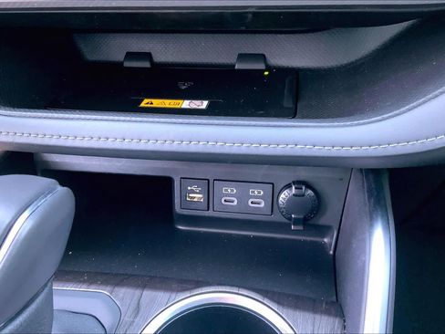 Used 2024 Toyota Highlander Platinum image 34