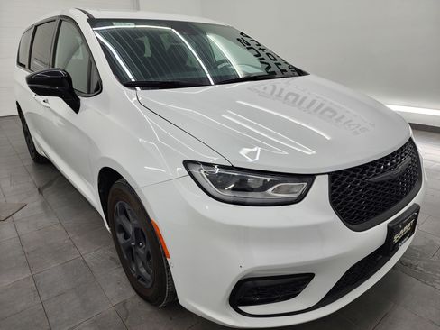 Used 2024 Chrysler Pacifica Limited image 2