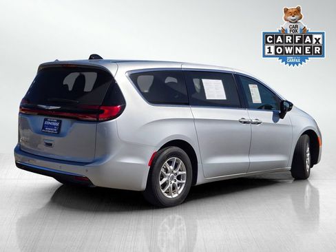 Used 2024 Chrysler Pacifica Touring-L FWD image 4