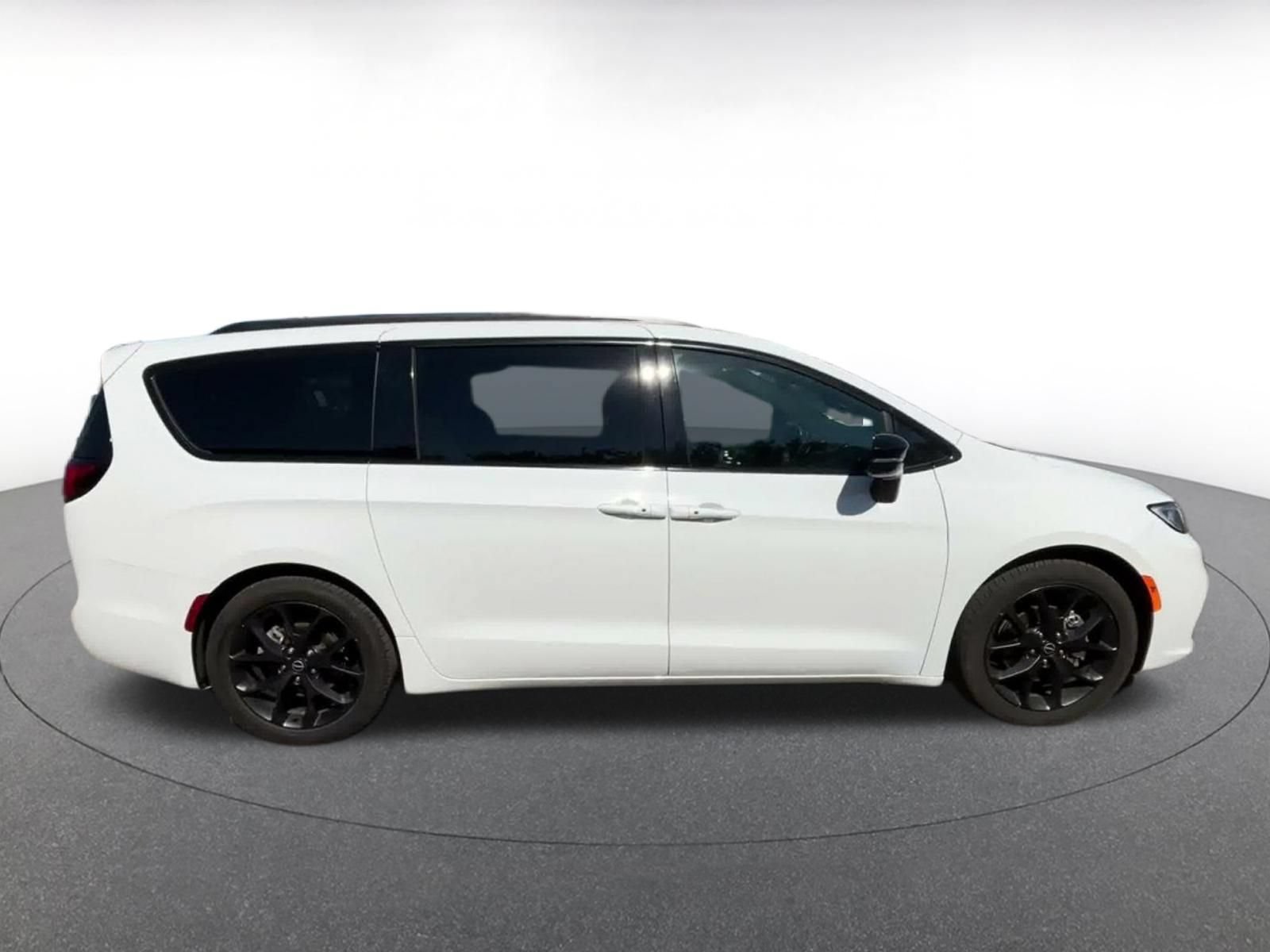 Used 2025 Chrysler Pacifica Limited FWD image 15