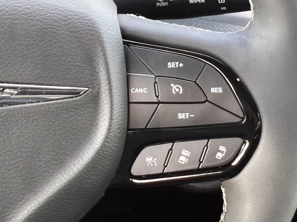 Used 2025 Chrysler Pacifica Limited FWD image 13