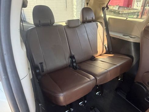 Used 2019 Toyota Sienna Limited Premium image 13