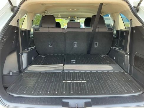 Used 2022 Toyota Highlander L FWD image 6