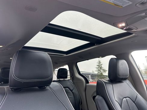 Used 2024 Chrysler Pacifica Limited image 27