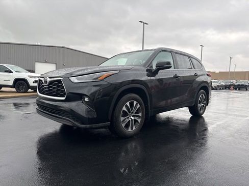 Used 2024 Toyota Highlander XLE image 3