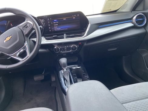 Used 2025 Chevrolet Trax LT w/ LT Convenience Package FWD image 15