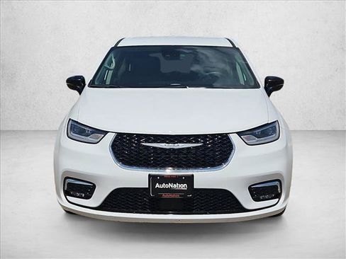 Used 2024 Chrysler Pacifica Limited FWD image 2