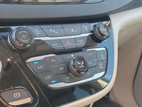 Used 2024 Chrysler Pacifica Touring-L image 30