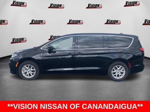 Used 2024 Chrysler Pacifica Touring-L FWD image 2