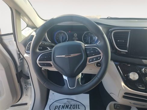 Used 2024 Chrysler Pacifica Touring-L image 12