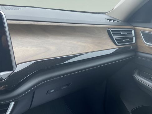 Used 2025 Volkswagen Atlas SE image 34