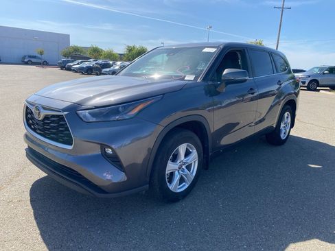 Used 2023 Toyota Highlander LE image 1