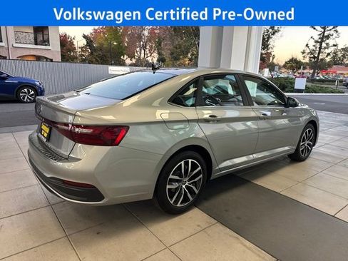 Certified 2025 Volkswagen Jetta SE w/ Sunroof Package image 9