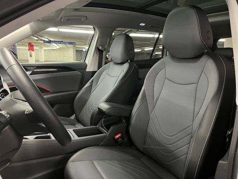 New 2025 Volkswagen Tiguan SE image 21