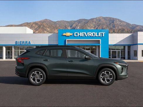 New 2026 Chevrolet Trax LT w/ LPO, Blackout Package FWD image 4
